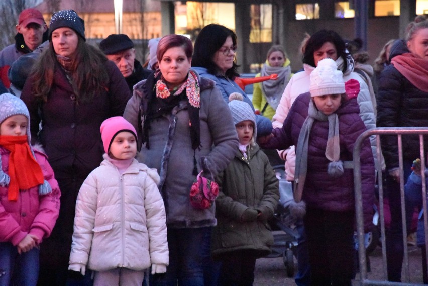 Chrzanów. Burmistrz Robert Maciaszek ze św. Mikołajem rozświetlili choinkę na Rynku [ZDJĘCIA]