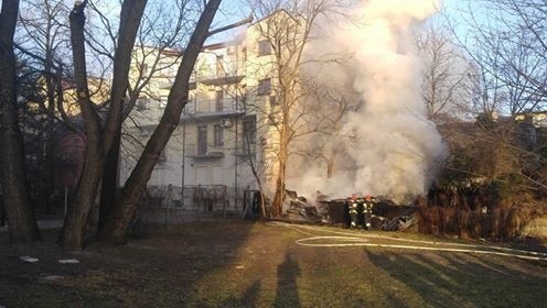 Pożar garaży przy ul. Miechowskiej w Krakowie. Trwa akcja straży pożarnej