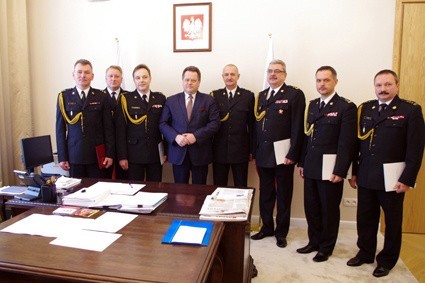 Na zdjęciu pięciu nowych zastępców komendant w Polsce, pierwszy z prawej Robert Sabat, nowy wiceszef świętokrzyskiej straży pożarnej.