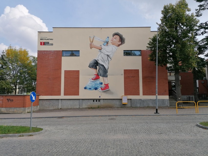 Gdańsk bez plastiku. Ekologiczny mural na fasadzie szkoły podstawowej nr 27 w Gdańsku. Namalował go Marek Looney Rybowski