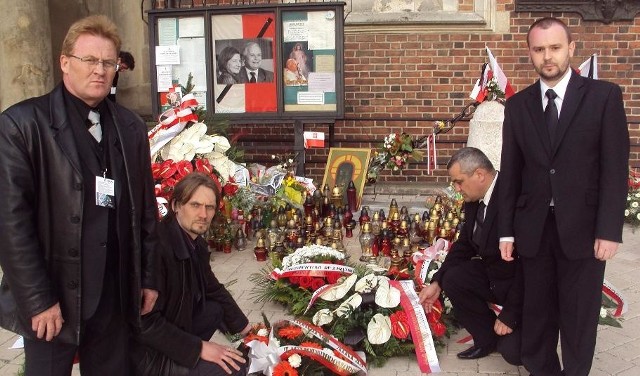 Wieniec na grobie prezydenta w Krakowie złożyli przedstawiciele sejmiku (od lewej) Wacław Klukowski (PO), Bartosz Kasznia (radny niezależny, który w dniu katastrofy jako jedyny przedstawiciel sejmiku był w Smoleńsku), Tomasz Wywioł (Samoobrona) i Paweł Mucha (PiS).