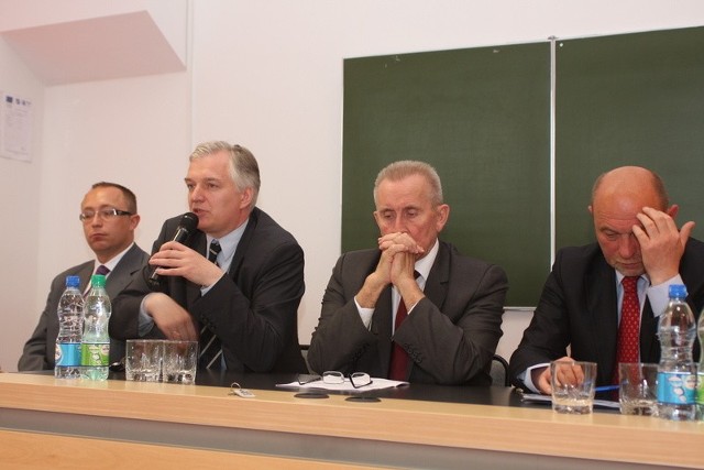 Minister Andrzej Czuma (drugi z prawej) spotkał się ze studentami. Towarzyszyli mu (od lewej) posłowie Artur Gierada, Jarosław Gowin i Bogusław Sonik.