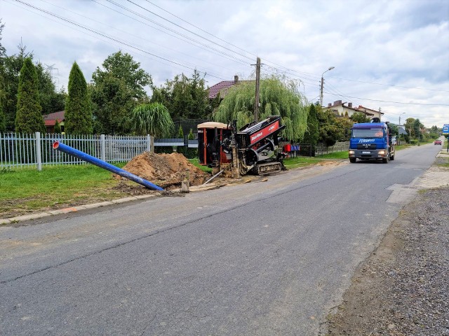 Na terenie gminy Psary trwa budowa wodociągu, a prawie gotowy jest natomiast nowy plac zabaw w Preczowie Zobacz kolejne zdjęcia/plansze. Przesuwaj zdjęcia w prawo naciśnij strzałkę lub przycisk NASTĘPNE