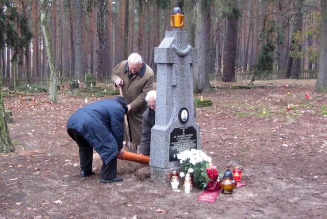 Wkopywanie aktu fundacji obelisku i tablicy księdza pastora Tadeusza Raszyka