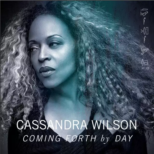 Na płycie "Coming Forth by Day" Cassandra Wilson śpiewa piosenki Billie Holiday.