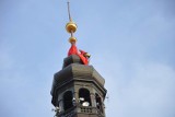 Na ratuszowej wieży pojawiła się wielka czapka św. Mikołaja [ZDJĘCIA]