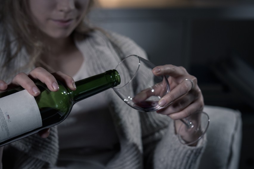 U osób nadużywających alkohol zwiększa się ryzyko ubytków...