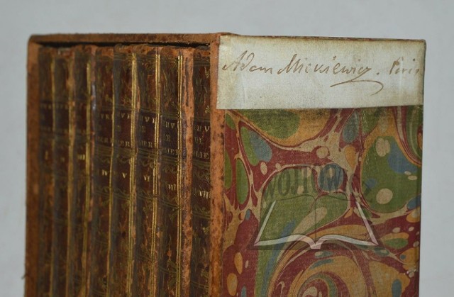 Ten zbiór Dzieł Moliera zawiera 9 autografów Adama Mickiewicza