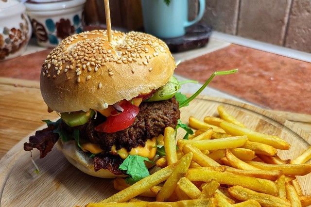 Kanapka inspirowana Burgerem Drwala może być przygotowana z twoich ulubionych składników. Kotlet może być wołowy, wieprzowy, drobiowy lub roślinny. Zobacz przepis na domowego burgera z kotletem wołowym.