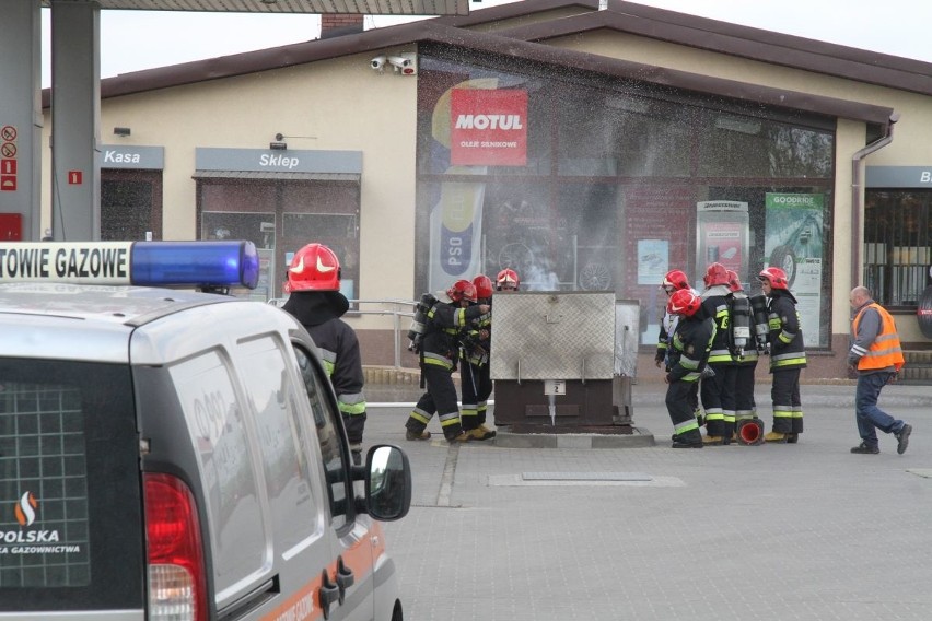 Kierowca zerwał zawór gazu na stacji paliw w Kielcach [WIDEO, zdjęcia]