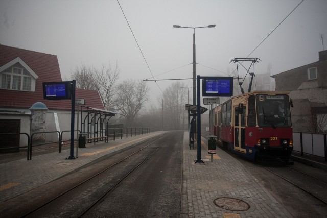 Perony na pętli Bielawy zaraz po zakończeniu remontu. Nowe wiaty, wyświetlacze, tory. Tramwaje jeszcze stareNie wiadomo, czy więcej było wykruszonych placków, czy też kawałków które się ostały na ulicy Chodkiewicza przed remontem