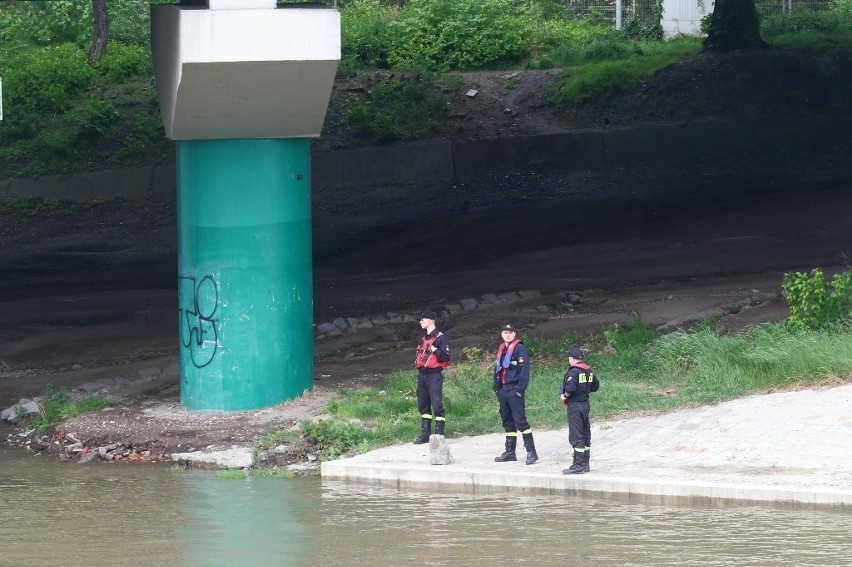 Poszukiwania topielca w Odrze przy mostach Dmowskiego (ZDJĘCIA)