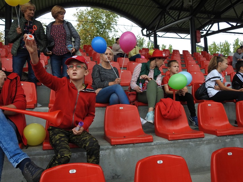 Łomża. 4. edycja PKO Bieg Charytatywny na stadionie. Pomagali z każdym krokiem i pokonywali rekordy [ZDJĘCIA, WIDEO]