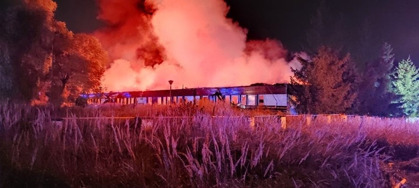 Potężny pożar budynku po przedszkolu w Chęcinach. Na miejscu działało 12 zastępów straży pożarnej [ZDJĘCIA]
