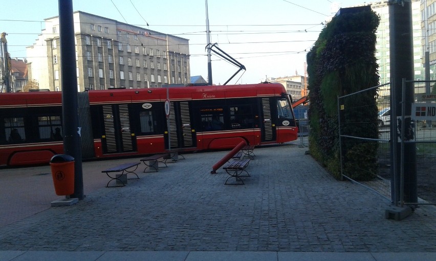 Katowice: Pod betonową ścianą przy rynku stanęły ławki [ZDJĘCIA]