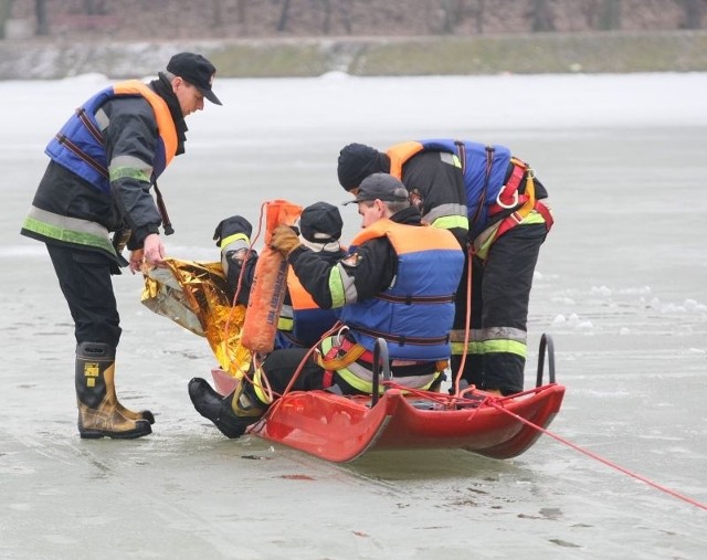 Kieleccy strażacy na środku zamarzniętego zalewu wypróbowywali różne metody ratowania ofiar wypadków na lodzie.