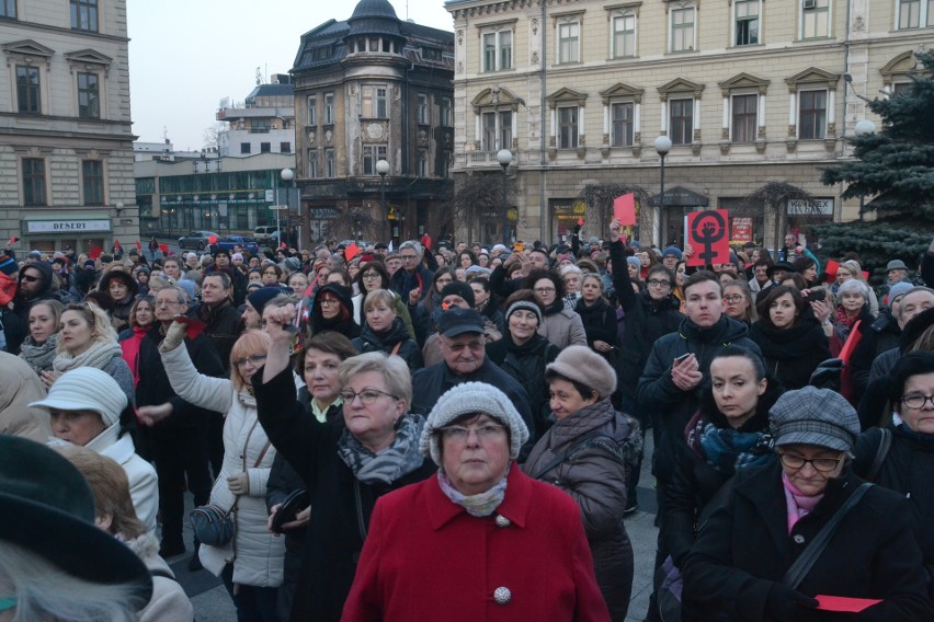 Czarny Protest w Bielsku-Białej. Czerwona kartka dla rządzących ZDJĘCIA