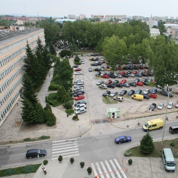 Jest nadzieja, że obecny parking przed Świętokrzyskim Urzędem Wojewódzkim zmieni się w plac budowy już w przyszłym roku.