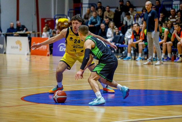 Koszykarze Enea Żubrów Chorten Białystok z kolejną wygraną w II Lidze. Tym razem pokonali Kolejarza Basket Radom 79:64