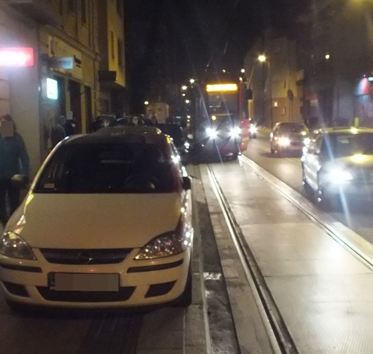 Sosnowiec: samochody zablokowały tramwaje, odholowała je policja [ZDJĘCIA]