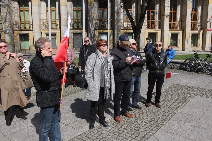 Działacze i sympatycy KOD manifestują w Katowicach na placu...