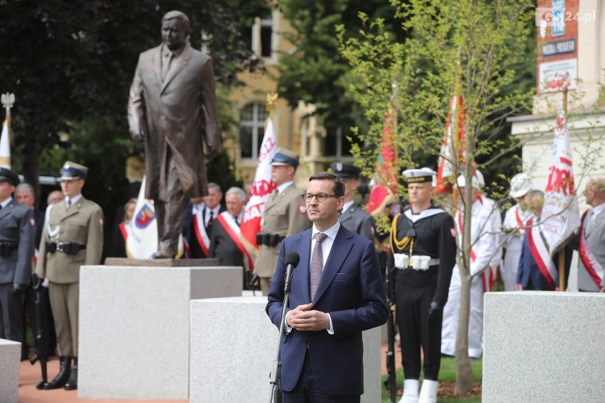 Pomnik Lecha Kaczyńskiego w Szczecinie odsłonięty z pompą. Prezydent w dynamicznej pozie, zamyślony nad Polską  [ZDJĘCIA]