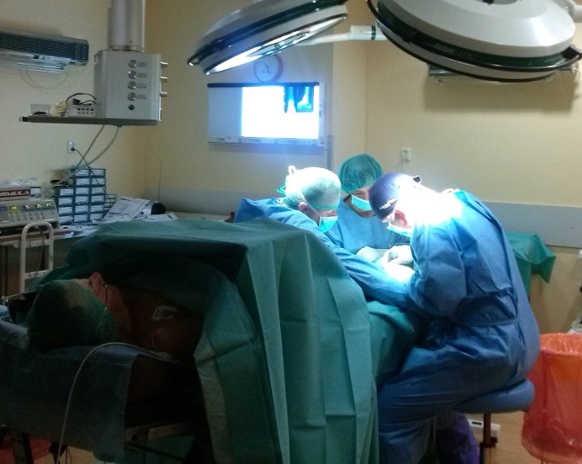 Tak przeprowadzono w środę zabieg endoprotezoplastyki totalnej w Szpitalu Powiatowym w Busku-Zdroju.