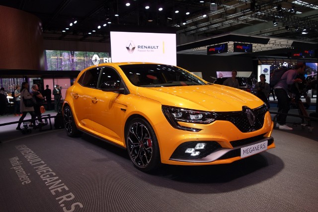 Megane Renault Sport.Pod maskę trafi silnik 1.8 TCe. W Renault Megane R.S. zaoferuje 280 KM i 390 Nm. Warto dodać, że moment obrotowy będzie dostępny w imponująco szerokim przedziale 2400-5000 obr./min. Silnik bedzie parowany z 6-biegową, ręczną skrzynią lub dwusprzęgłową przekładnią EDC z procedurą startową.Fot. Marek Perczak