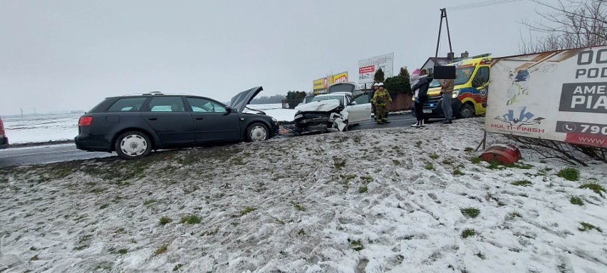 W Kruśliwcu pod Inowrocławiem zderzyły się dwa samochody...