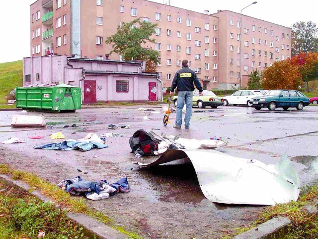 Szczątki metalowego pojemnika przy ulicy Winnicznej siła wybuchu rozniosła po całej okolicy. Miejsce eksplozji zabezpieczyła grupa sapersko-minerska. 