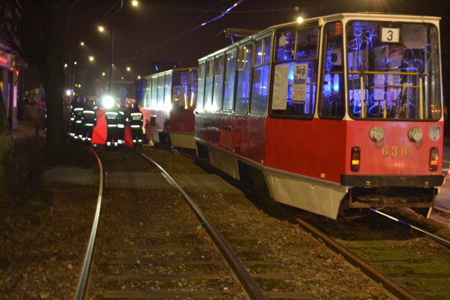 Ok. godz. 17.30 pod kołami tramwaju w okolicach dworca PKS w Częstochowie zginął młody mężczyzna.