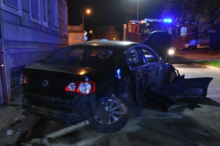 Nietrzeźwy kierowca volkswagena uderzył w drzewo