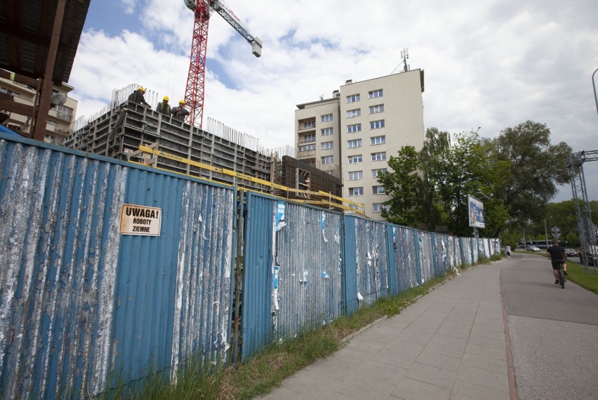 Deweloper wrócił na budowę na os. Kolorowym. Mieszkańcy nie kryją zaskoczenia