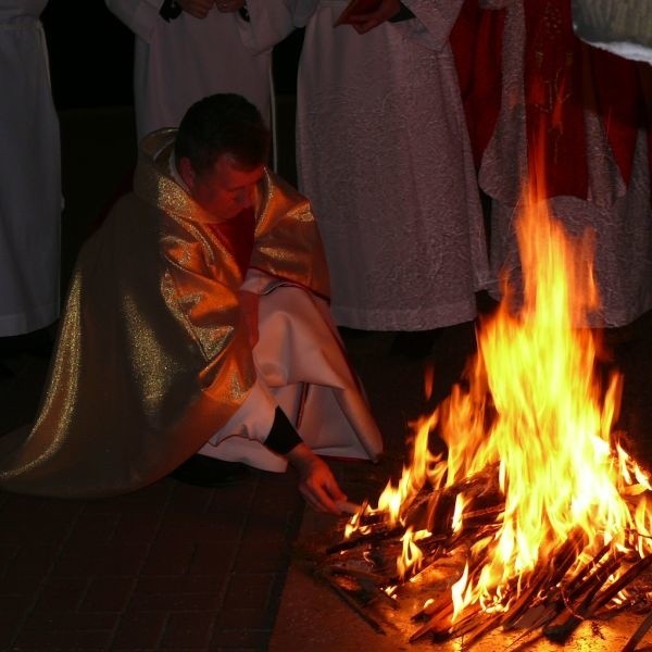 Święcenie wody i ognia w kościele pod wezwaniem Świętej Trójcy zapoczątkowało uroczystą liturgię Wigilii Paschalnej.