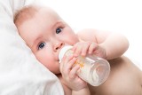 NFZ ściga lekarzy za błędy w refundacji mleka dla niemowląt. Czy będą zmuszeni do zapłacenia kar z odsetkami? 