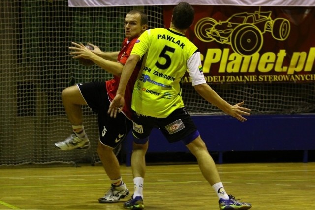 Michał Piech (z piłką) i jego koledzy z Gwardii w tym sezonie byli dwukrotnie lepsi od ASPR-u  i jej rozgrywającego Łukasza Pawlaka. W efekcie pierwsi grają o awans, a drudzy o utrzymanie.
