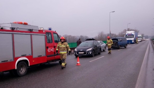 Na moście na drodze krajowej nr 91 w Chełmnie zderzyły się trzy pojazdy