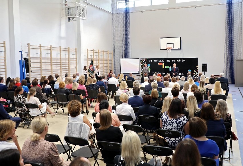 W Sygneczowie (gmina Wieliczka) otwarto nową część szkoły:...