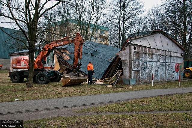 Rozbiórka starej sali gimnastycznej przy ul. Grunwaldzkiej w Kluczborku.