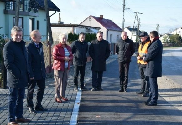 Sześciu samorządowców uczestniczyło w odbiorze półkilometrowego chodnika asfaltowego w Łachowie.