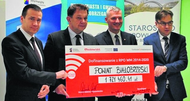Symboliczny czek na unijną dotację trzymają (od lewej) Adam Bolek, Andrzej Oziębło, Rafał Rajkowski i Ireneusz Gumowski.