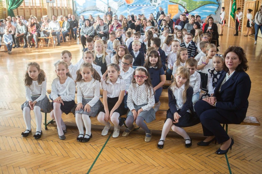 Pasowanie na ucznia w Szkole Podstawowej nr 3 w Słupsku. Wielkie wydarzenie dla wszystkich „pierwszaków” [ZDJĘCIA]