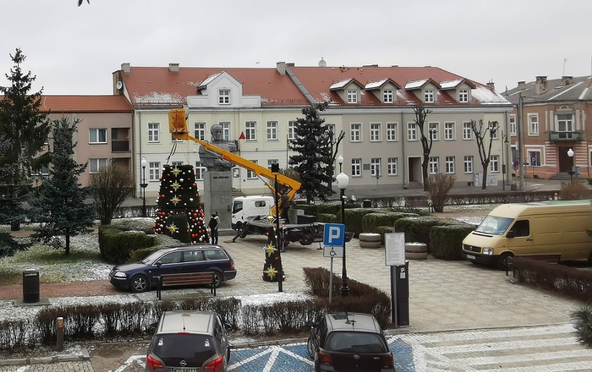 Iluminacje świąteczne w Ostrołęce już są montowane. Zaświecą 6 grudnia