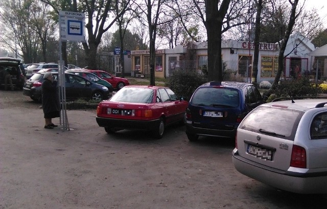 Dziki parking na przystanku MPK przy ul. Buforowej