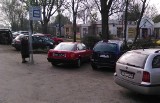 Wrocław:"Mistrzowie parkowania" przy cmentarzach (ZDJĘCIA)