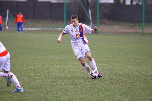 Adrian Krysian zdobył obie bramki dla Odry w starciu z zespołem z Namysłowa.
