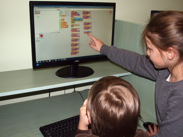 Na zajęciach z podstaw programowania dzieci poznają techniki podstaw programowania za pomocą programu Scratch, którego elementy języka mają kształt kolorowych klocków z wypustkami, przypominające puzzle.