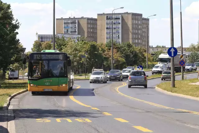 Takie buspasy można zobaczyć w Poznaniu. Na zdjęciu ul. Słowiańska.