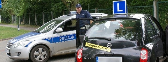 Policjanci uważnie kontrolowali pojazdy do nauki jazdy, czyli elki.