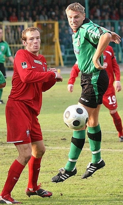 Piłkarz Stali Stalowa Wola Jaromir Wieprzęć (z prawej) przypomina, że pod wodzą trenera Sławomira Adamusa jego zespół już raz wywalczył awans&#8230;
